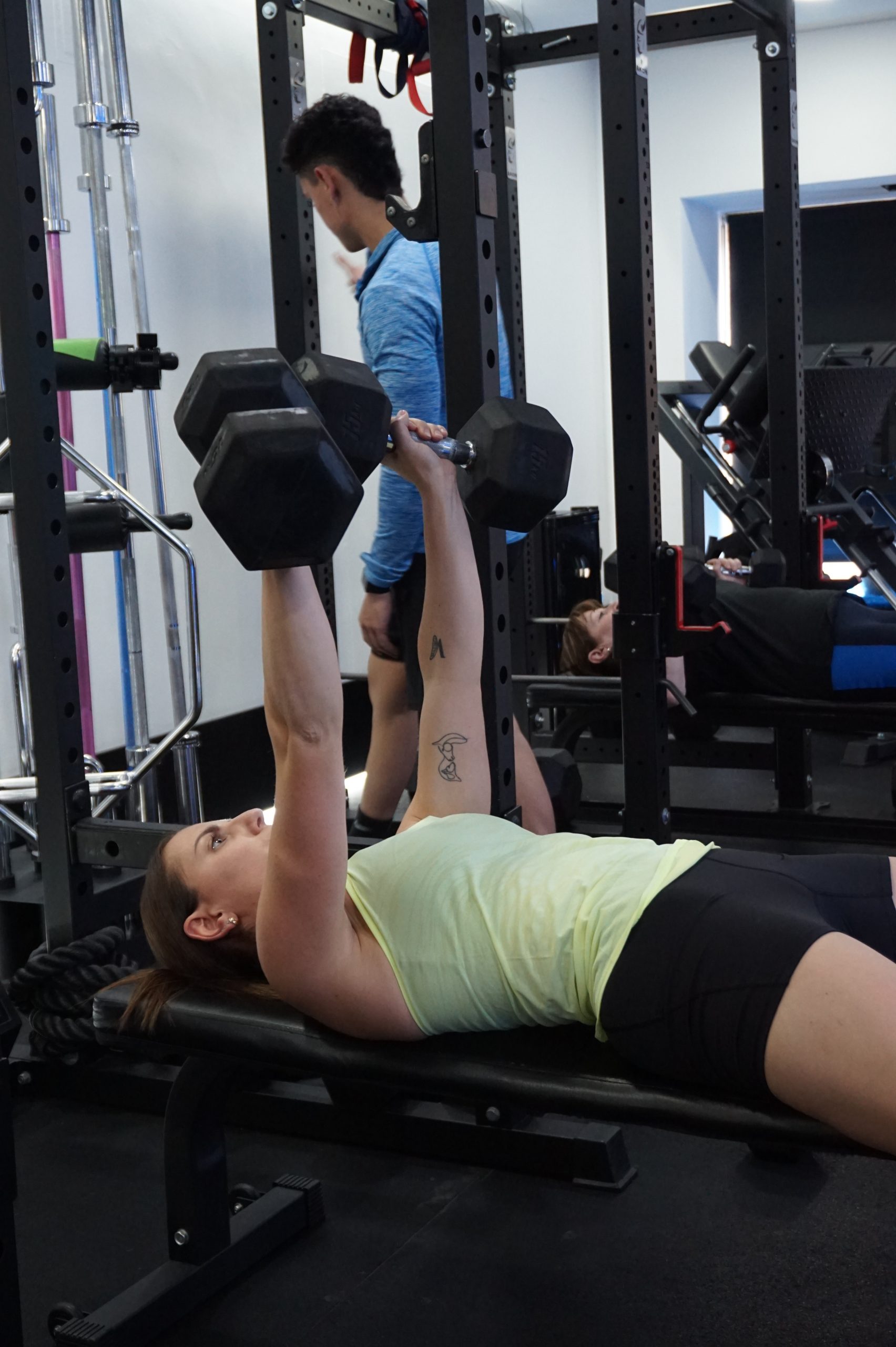chica entrenando fuerza